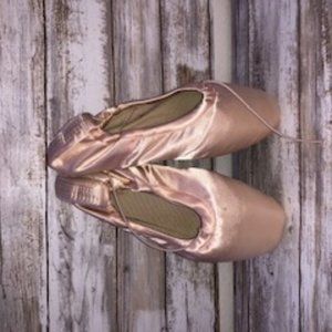 Brand new point shoes!